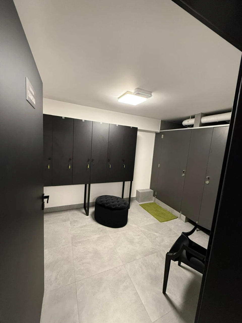 Szatnia z szafkami i ławką